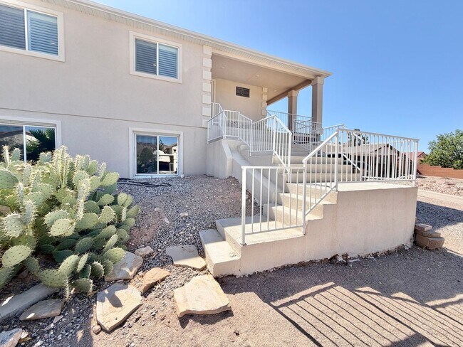 Building Photo - 2044 Sherman Rd