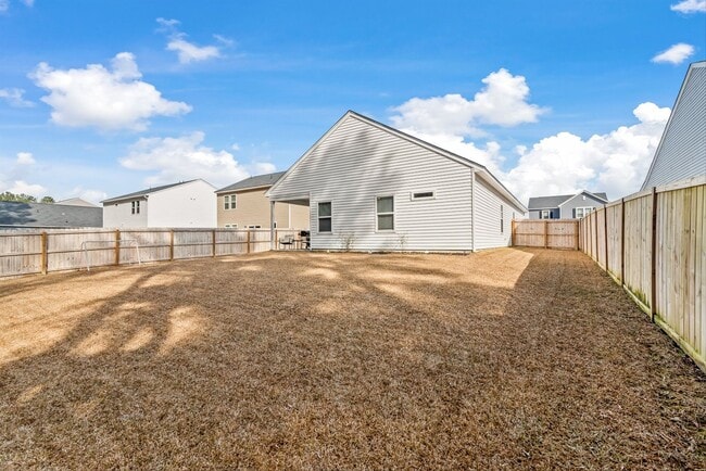 Building Photo - Modern Moncks Corner Home!