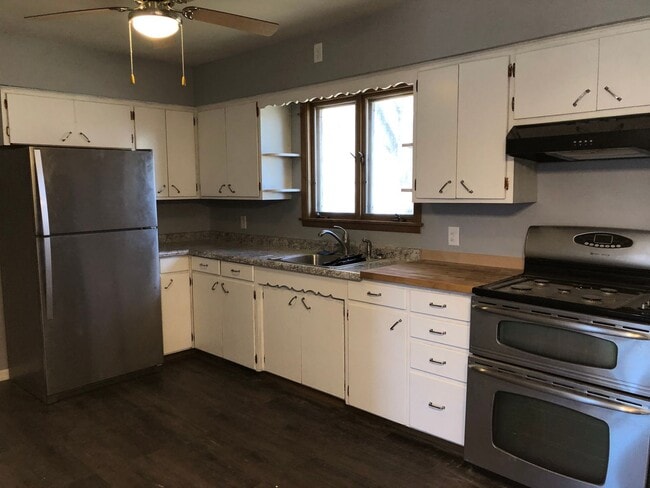 Building Photo - Newly Renovated House For Rent!