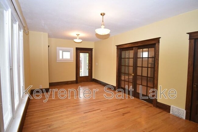 Building Photo - 1647 800 E