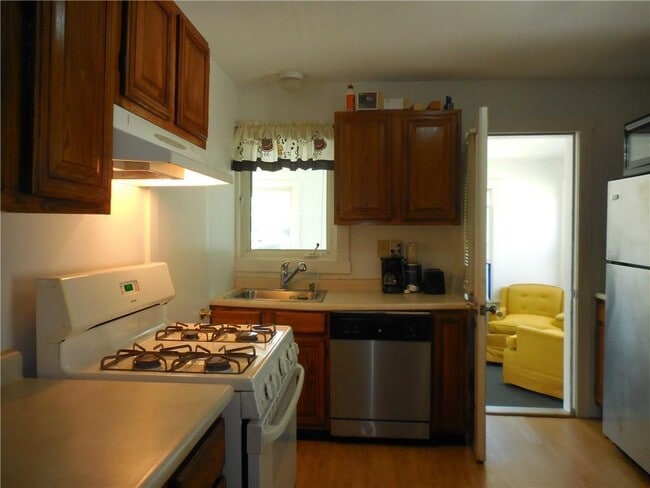 Building Photo - 17 Lake Ave