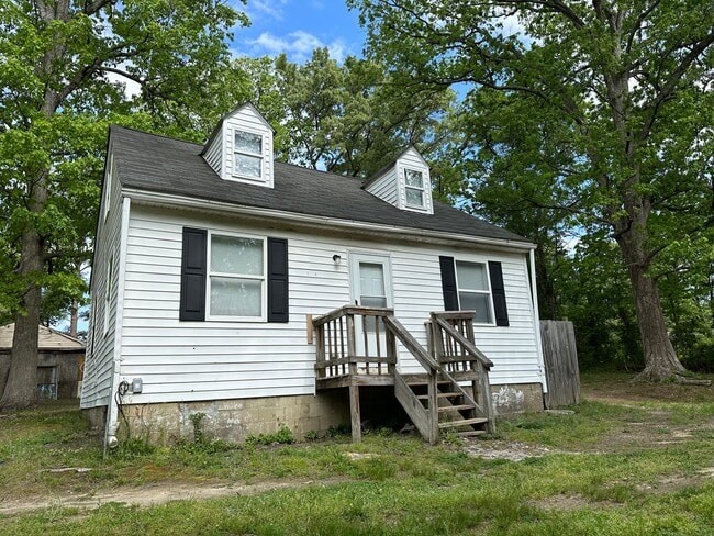 Building Photo - Spacious 3 Bedroom, 1 Bathroom House on quiet street