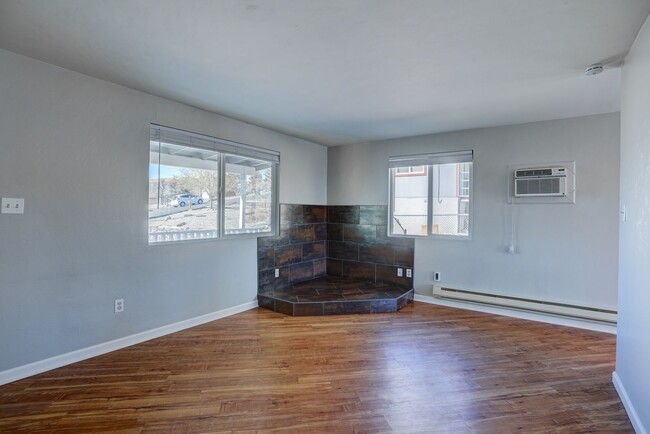 Building Photo - 2 Bedroom, 1 Bath Home For Rent in Diamond Valley!