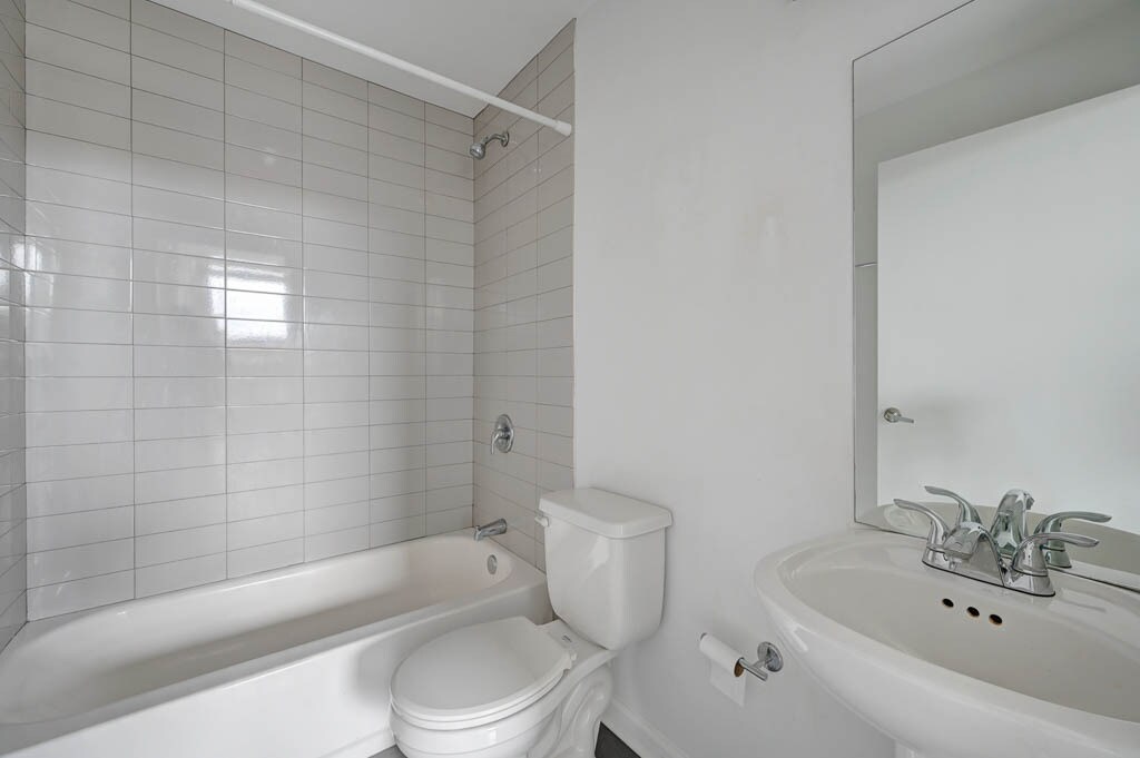 Building Photo - 932 W Dakin St