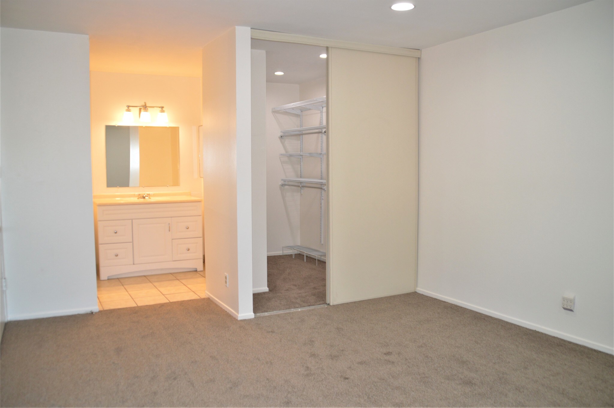 Building Photo - 6050 Canterbury Dr