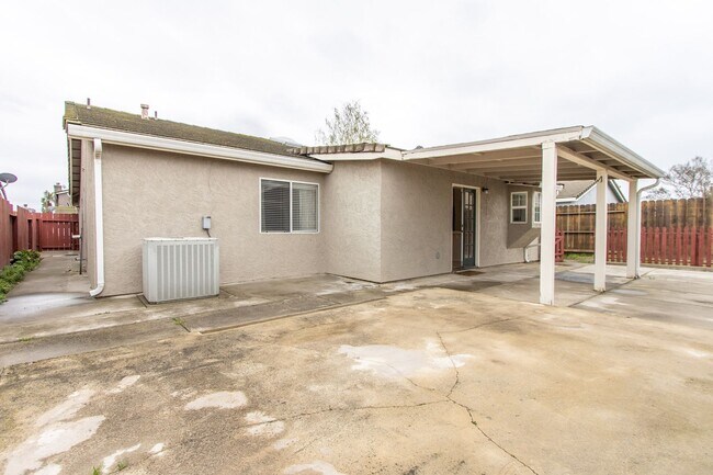 Building Photo - Beautiful Spacious Country Living Home!