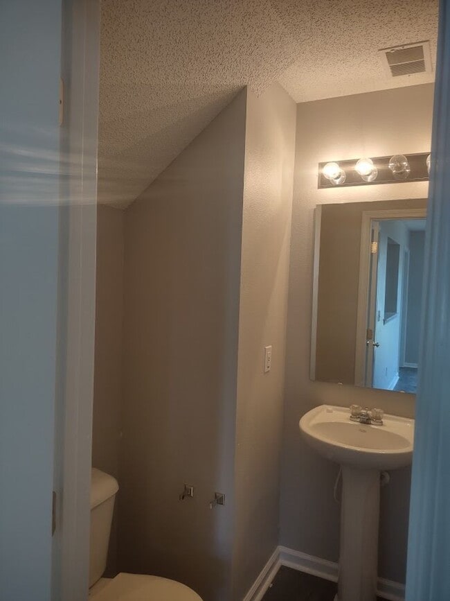 Building Photo - Wonderful Four Bedroom Home in Northeast C...