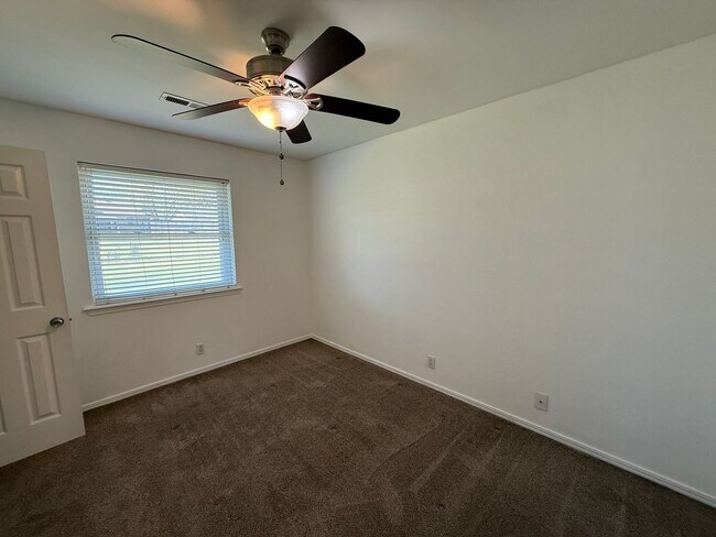 Building Photo - Three Bed 1 Bath Home in Broken Arrow with Shed