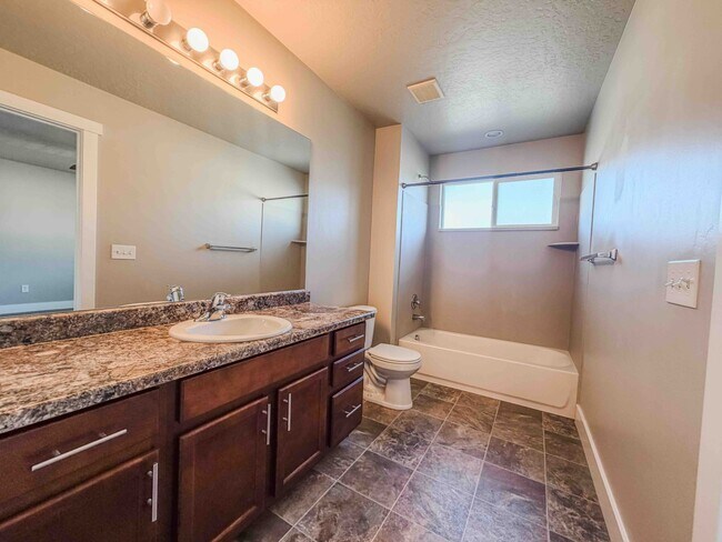 Building Photo - 3731 N Prairie Grass Dr