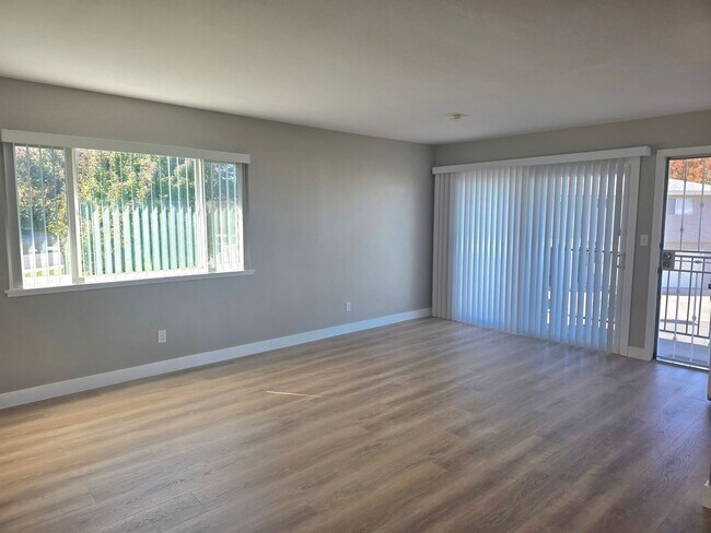 Building Photo - Beautifully Updated #4 Condo