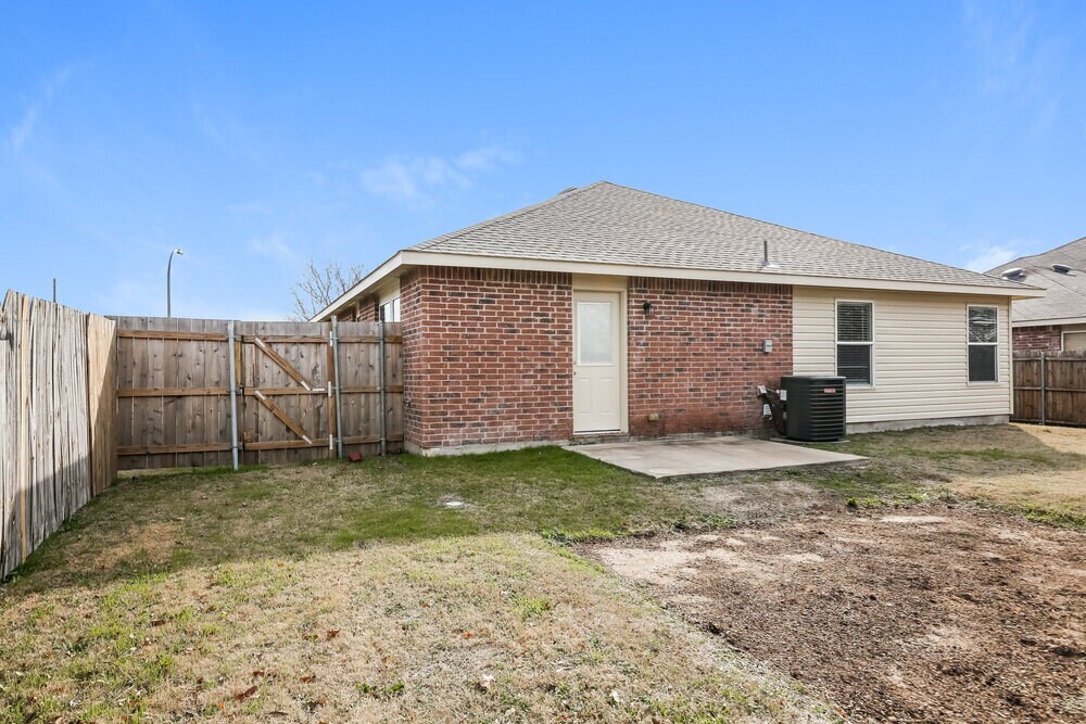 Building Photo - 16737 Woodside Dr