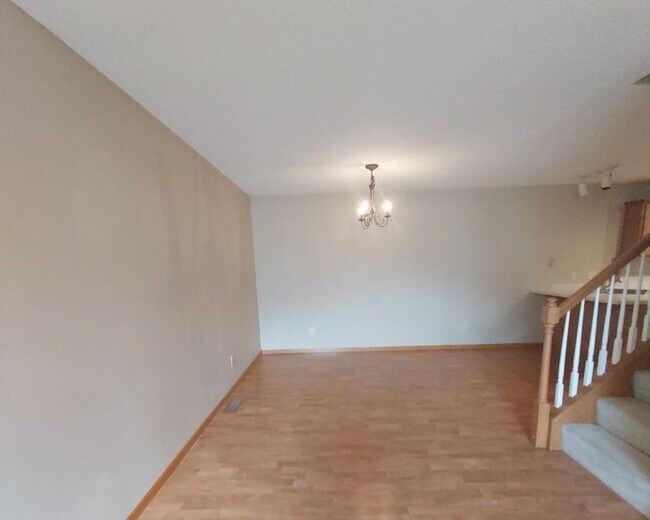 Building Photo - Nice 2 Bedroom 1.5 Bathroom Townhome in Hudson