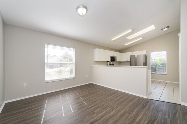 Building Photo - 224 Kingshill Ct SE