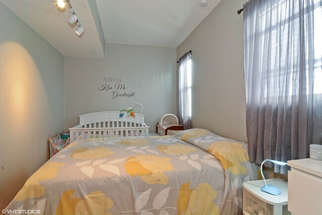 Building Photo - 3747 W Diversey Ave