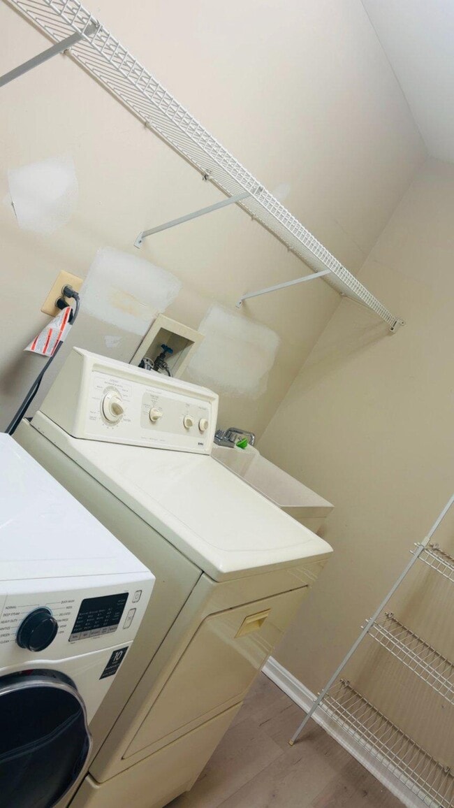 Building Photo - 6615 Buskin Ln