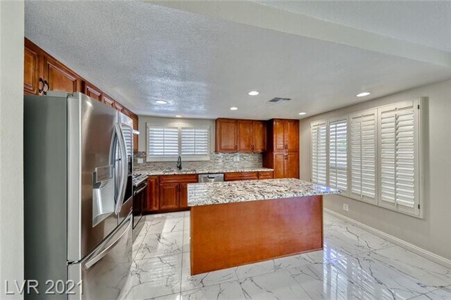 Building Photo - Gorgeous 4 bedroom home with large corner ...