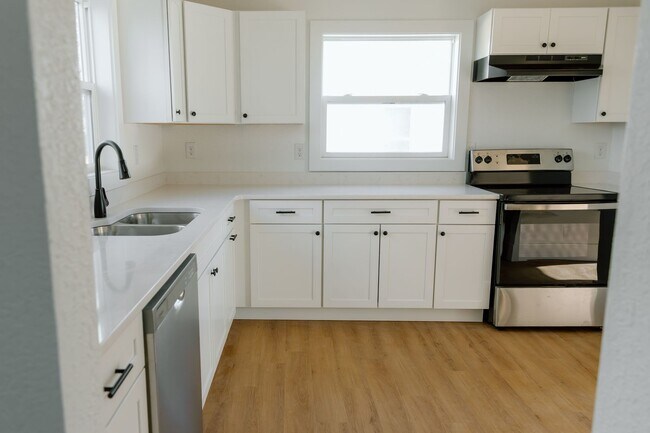 Building Photo - 114 Baker St