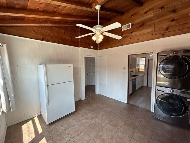 Building Photo - MASSIVE 6 bed 3 bath house in Prime Locati...