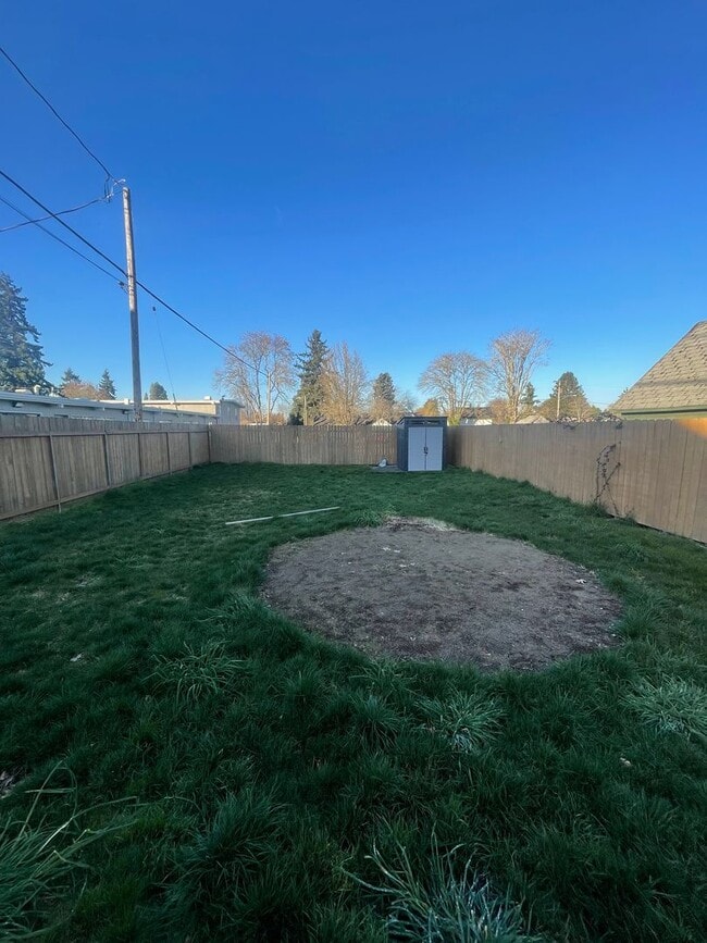 Building Photo - **MOVE IN SPECIAL!** Large 2 Bedroom with Bonus Space!