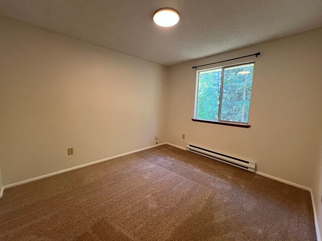 Building Photo - Two Bedroom Duplex in Port Orchard, Availa...