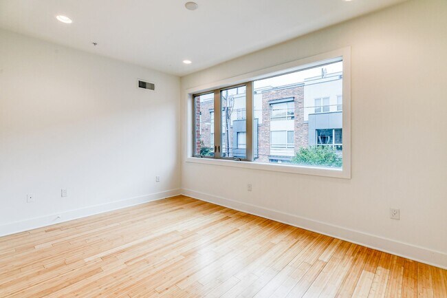 Building Photo - Northern Liberties Townhome with Parking!