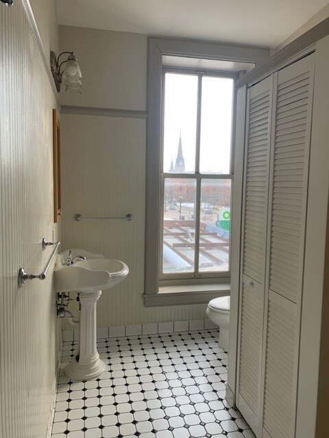 Building Photo - 10 1/2 N Sandusky St