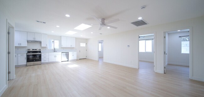 Building Photo - 206 W Broadbent Dr