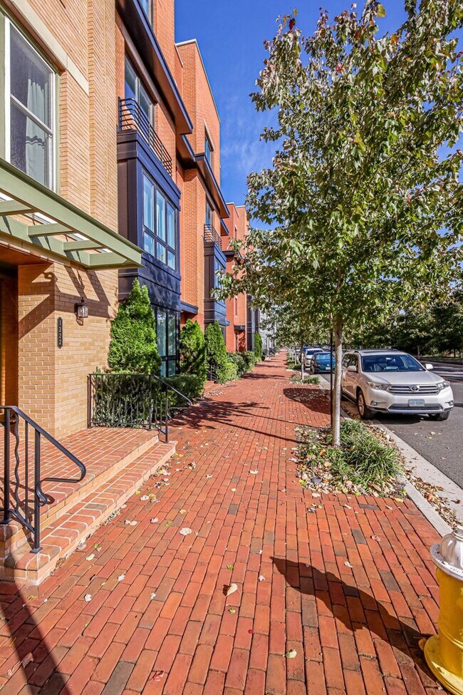 Building Photo - Updated 3br/2.5ba Condo Townhome Alexandria Walk to Metro