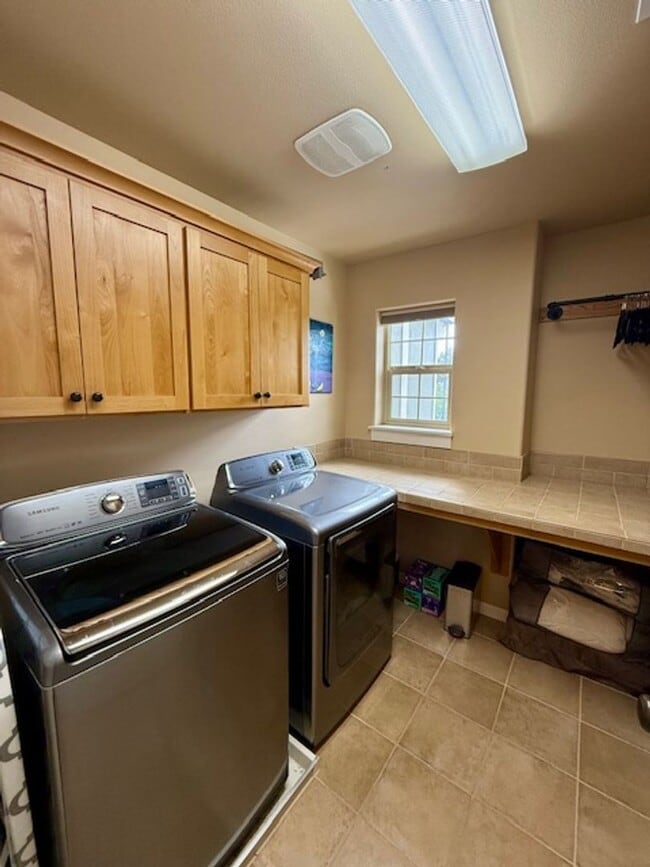 Building Photo - Spacious 3-Bedroom + Bonus Room Home in La...