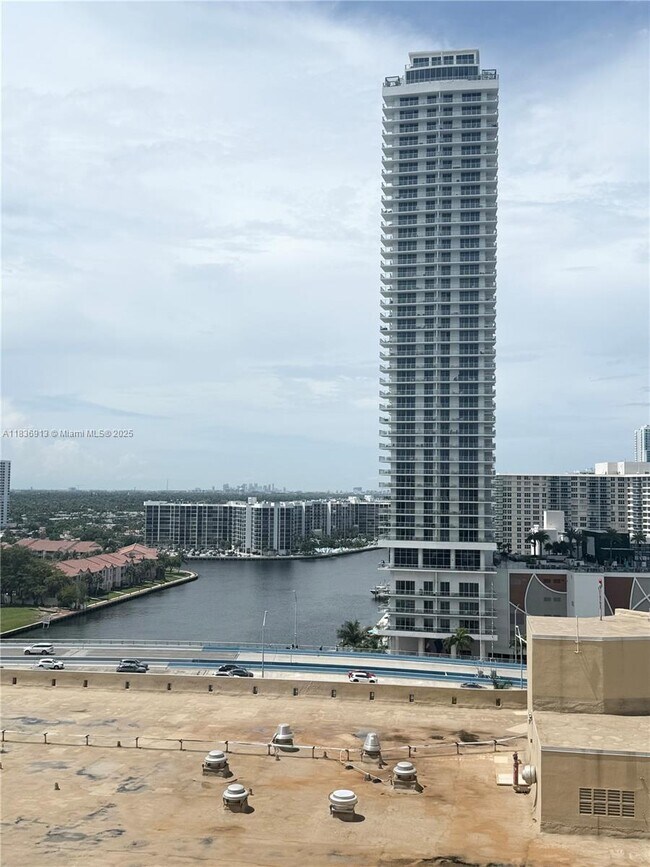 Building Photo - 1833 S Ocean Dr