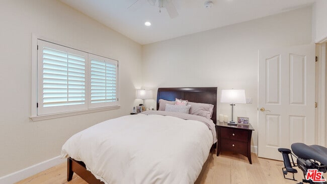 Building Photo - 4950 Densmore Ave