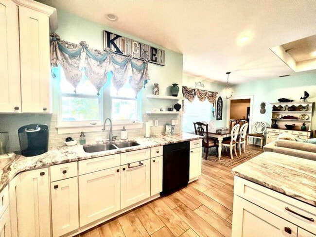 Building Photo - 5402 Pinetree Ave