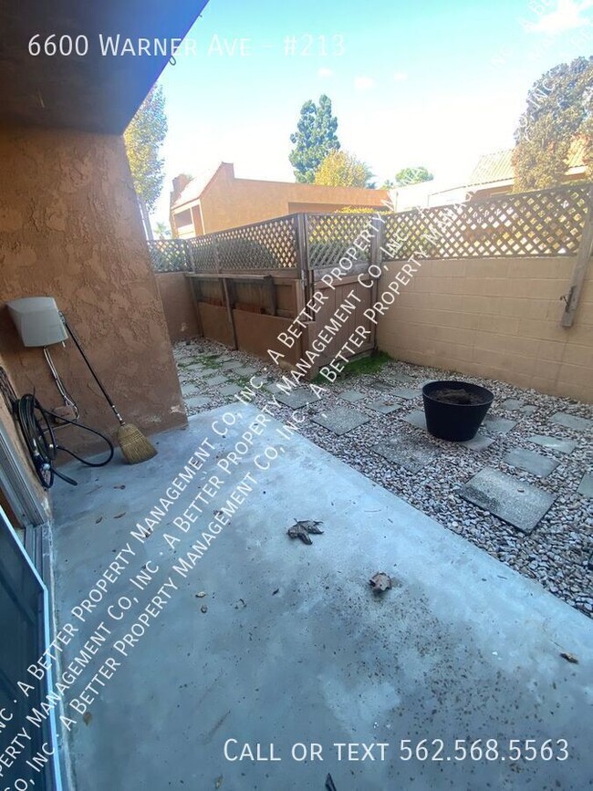 Building Photo - 1 Bedroom Condo w/Private Patio in Gated C...