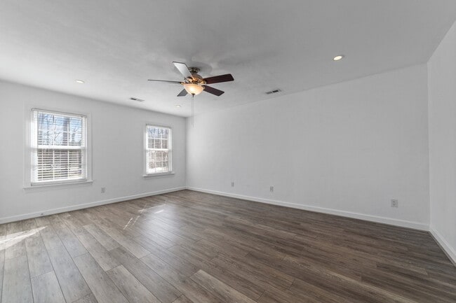 Building Photo - 832 Chalbourne Dr