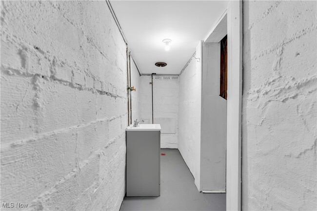 Building Photo - 22750 Tracy Ave