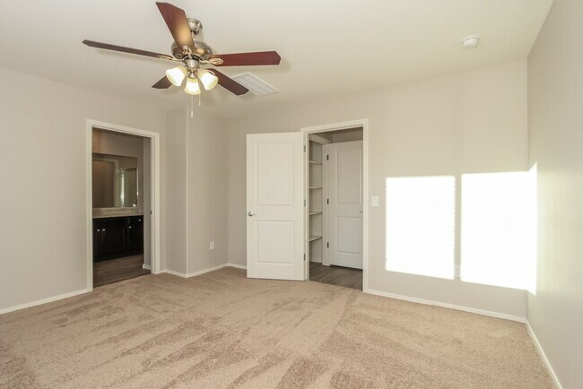 Building Photo - 7084 S Victor Dr