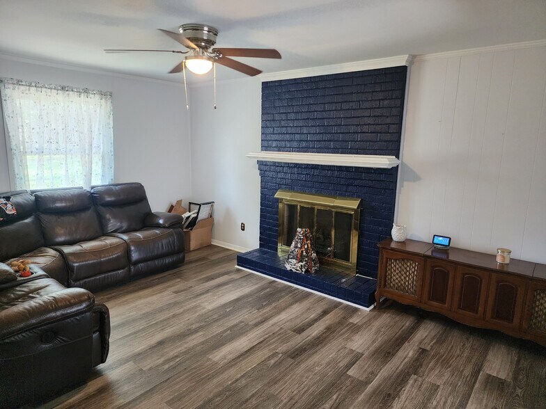 Building Photo - 8176 Surrey Ct