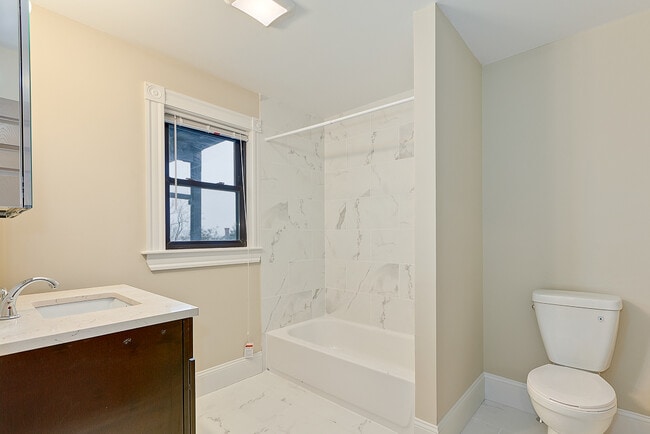 Building Photo - 92 Gladstone St