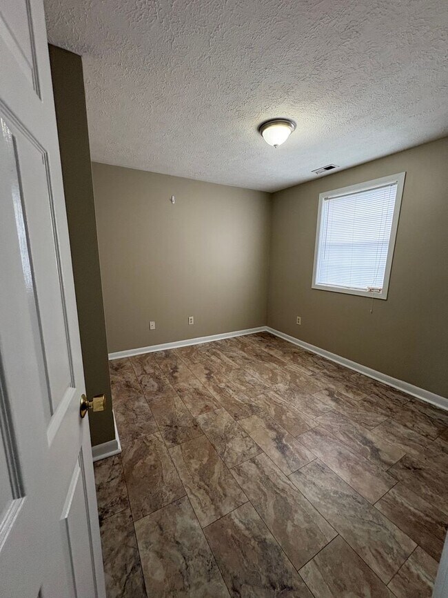Building Photo - 1136 Dale Dr
