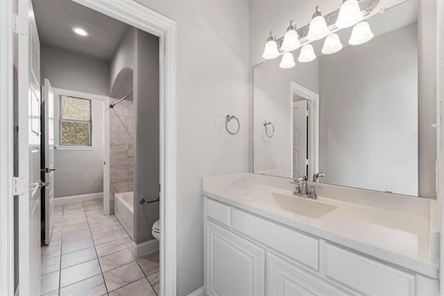 Building Photo - 2605 Greenlawn Dr