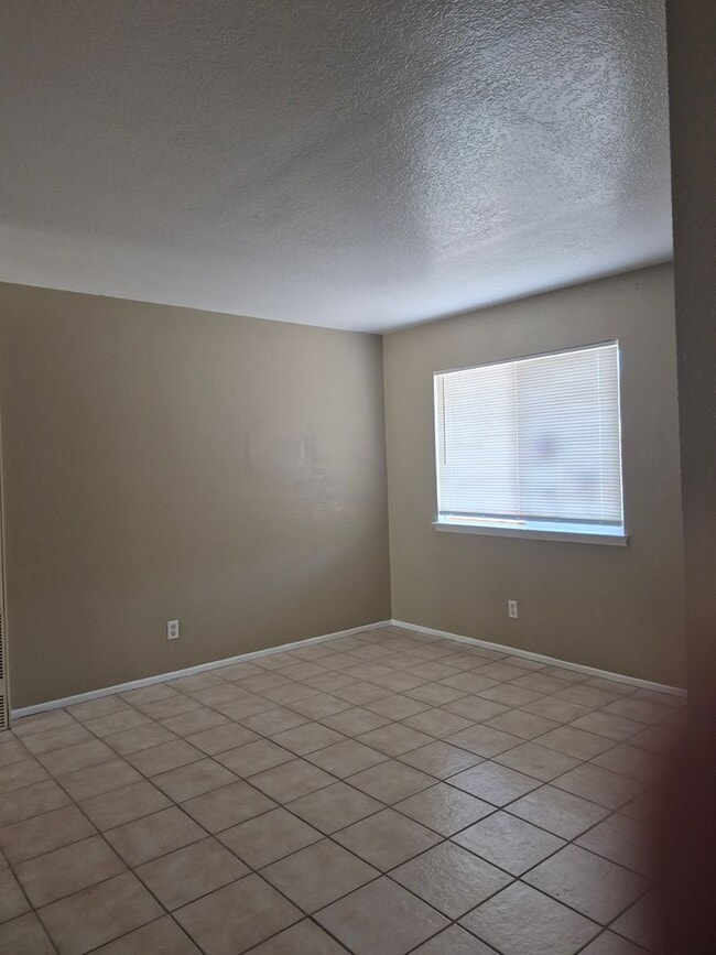 Building Photo - One Bedroom Apartment