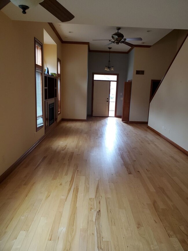 Building Photo - STUNNING, 5 BEDROOM AND 5 BATH TWIN HOME F...