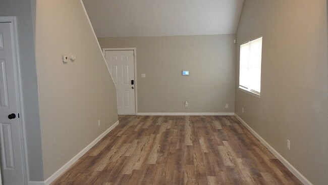 Building Photo - Incredibly spacious 4 bedrooms and 2 baths top-floor duplex located on Elmwood Ave in Kansas City...