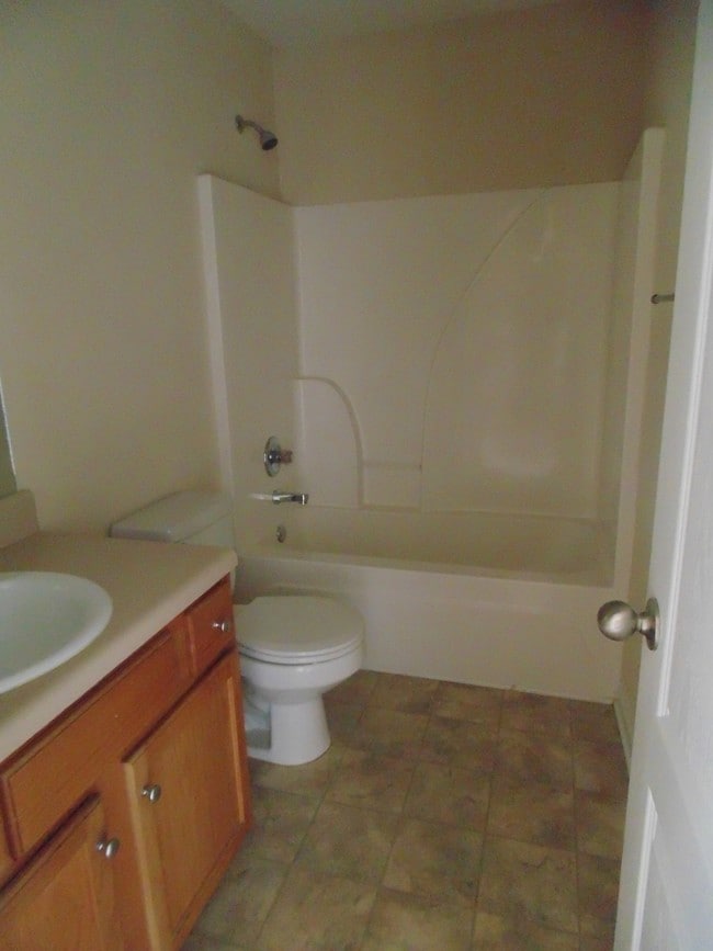 Building Photo - 142 Bridgewater Cir