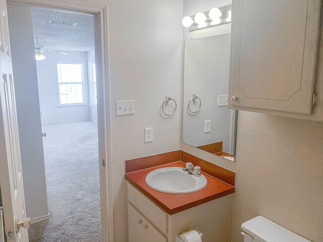Building Photo - Retro Charm in Every Detail 3Bed/2Bath!
