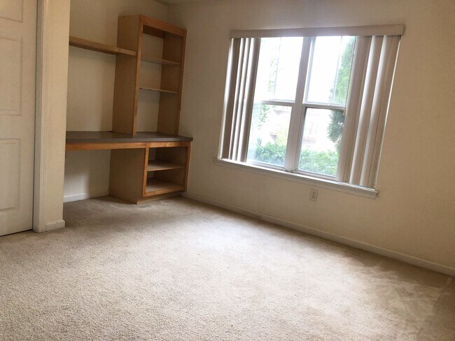 Building Photo - 3 Bedroom Condo at Hart's Cove!