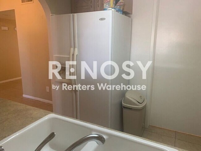 Building Photo - Ideal 2 BD/2 BA/2 CG Townhome with Community Pool Near Olive & 67th in Peoria!
