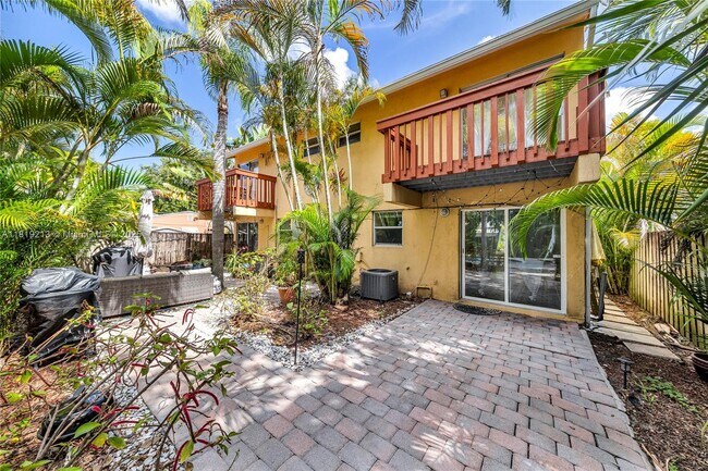 Building Photo - 307 SW 11th Ct