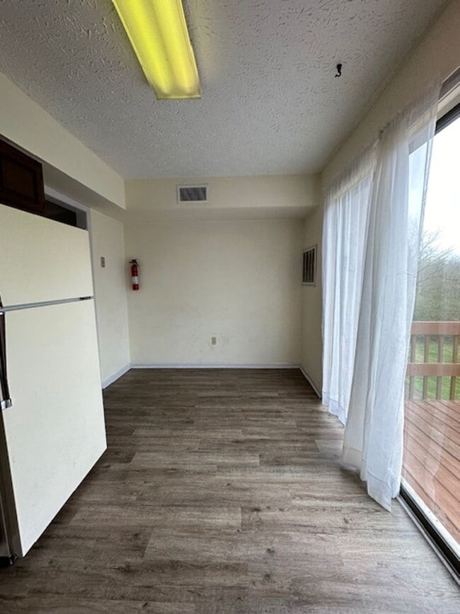 Building Photo - 2 Bedroom / 1.5 Bath Townhouse, Kingsport TN