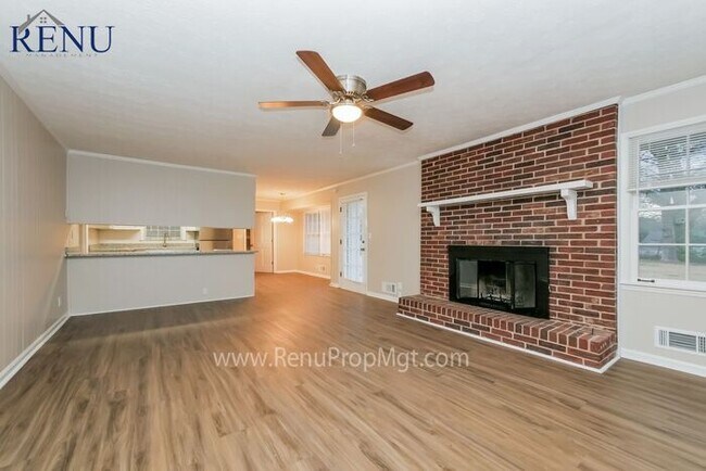 Building Photo - Now available 3 bedrooms 2 baths!